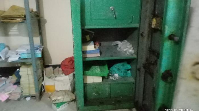গোবিন্দগঞ্জে ব্যাংকে রহস্যজনক ডাকাতি, জিজ্ঞাসাবাদের জন্য নৈশ প্রহরীসহ ৪ জন আটক গোবিন্দগঞ্জে ব্যাংকে রহস্যজনক ডাকাতি, জিজ্ঞাসাবাদের জন্য নৈশ প্রহরীসহ ৪ জন আটক