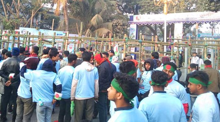 রাজশাহীতে প্রধানমন্ত্রীর জনসভা: স্লোগান দিয়ে মাঠে আসছেন নেতাকর্মীরা রাজশাহীতে প্রধানমন্ত্রীর জনসভা: স্লোগান দিয়ে মাঠে আসছেন নেতাকর্মীরা