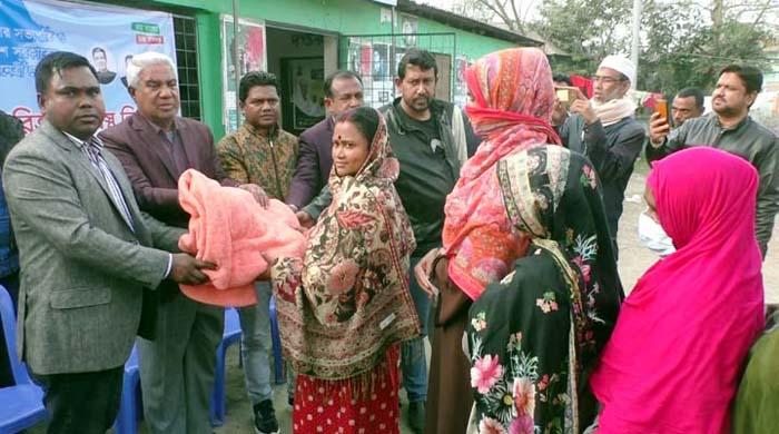গাইবান্ধায় স্বেচ্ছাসেবকলীগের শীতবস্ত্র বিতরণ গাইবান্ধায় স্বেচ্ছাসেবকলীগের শীতবস্ত্র বিতরণ