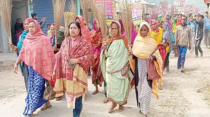 বিনামূল্যের বই বিক্রিতে জড়িতের মামলায় অন্তভূক্তির দাবিতে বিক্ষোভ বিনামূল্যের বই বিক্রিতে জড়িতের মামলায় অন্তভূক্তির দাবিতে বিক্ষোভ