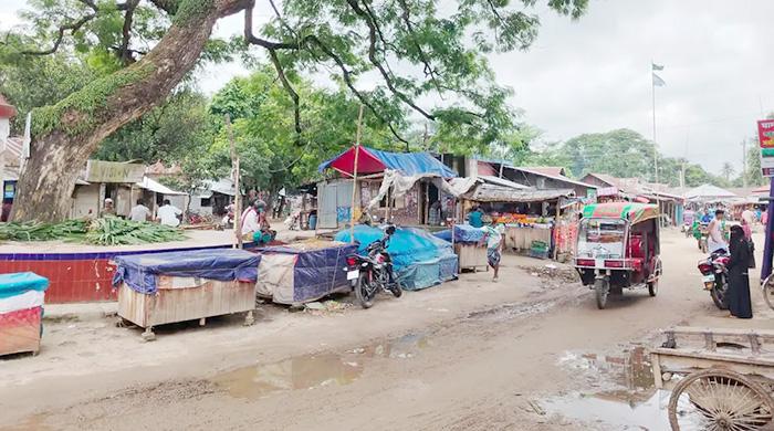 চতরাহাটের জমি মিলেমিশে ভোগদখল, হাট বসছে রাস্তায় চতরাহাটের জমি মিলেমিশে ভোগদখল, হাট বসছে রাস্তায়