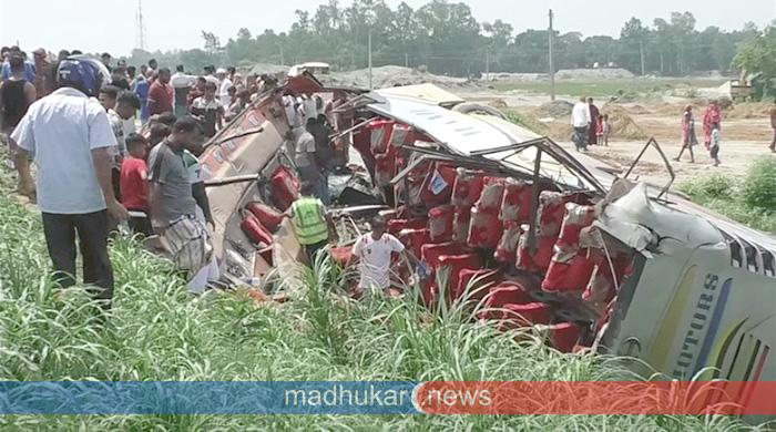 টাঙ্গাইলে বাস উল্টে খাদে, আহত ১৭ যাত্রী টাঙ্গাইলে বাস উল্টে খাদে, আহত ১৭ যাত্রী