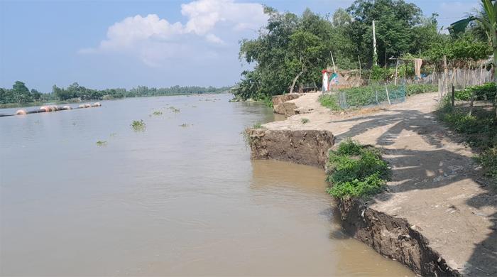 বিপৎসীমার ২২ সেন্টিমিটার ওপরে করতোয়ার পানি, বাঁধে ধ্বস বিপৎসীমার ২২ সেন্টিমিটার ওপরে করতোয়ার পানি, বাঁধে ধ্বস