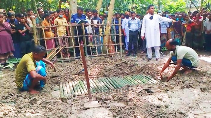 গাইবান্ধায় দাফনের ২৫ দিন পর গৃহবধুর মরদেহ উত্তোলন গাইবান্ধায় দাফনের ২৫ দিন পর গৃহবধুর মরদেহ উত্তোলন