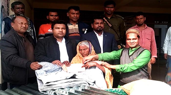 ঘোড়াঘাটে ক্ষতিগ্রস্থ্যদের মাঝে অর্থসহ প্রয়োজনীয় জিনিসপত্র বিতরণ ঘোড়াঘাটে ক্ষতিগ্রস্থ্যদের মাঝে অর্থসহ প্রয়োজনীয় জিনিসপত্র বিতরণ