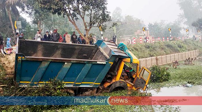 নওগাঁয় ডাম্প ট্রাকের চাপায় ৫ জনের মৃত্যু নওগাঁয় ডাম্প ট্রাকের চাপায় ৫ জনের মৃত্যু