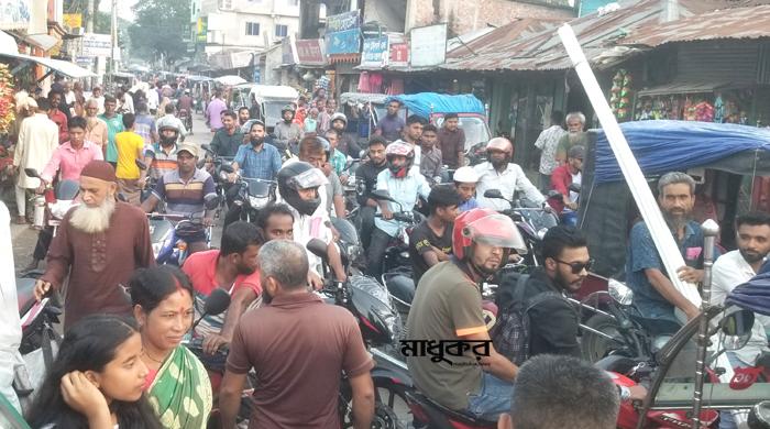 অসহনীয় যানজটে সাদুল্লাপুরবাসীর ভোগান্তি বেড়েই চলছে অসহনীয় যানজটে সাদুল্লাপুরবাসীর ভোগান্তি বেড়েই চলছে