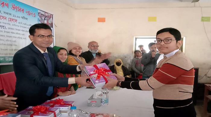 নতুন বইয়ের গন্ধে মাতোয়ারা রাণীনগরের শিক্ষার্থীরা