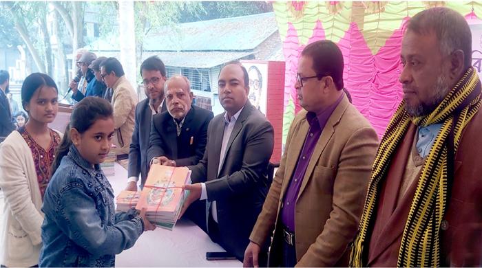 পলাশবাড়ীতে উৎসবমুখর পরিবেশে বই উৎসব পালন