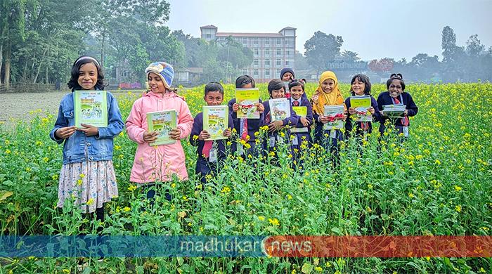 নতুন বইয়ের ঘ্রাণে বছর শুরু গাইবান্ধার শিক্ষার্থীদের