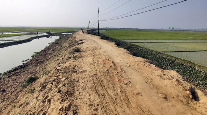  রাণীনগরের হরিশপুর-মিরাট রাস্তাটি খানাখন্দকে ভরা 