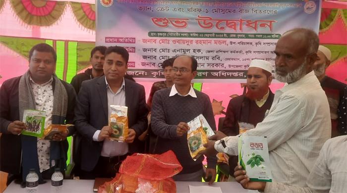 পীরগঞ্জে কৃষকদের মাঝে ভ্যান, ক্রেট ও খরিফ মৌসুমের বীজ বিতরণ
