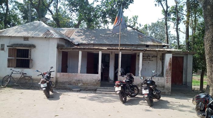 বাদিয়াখালী ইউনিয়ন ভূমি কর্মকর্তার বিরুদ্ধে অনিয়মের অভিযোগ