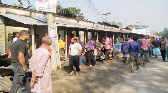 সাঘাটায় আগুনে পুড়ে ১৭ পরিবারের ২ কোটি টাকার ক্ষয়ক্ষতি