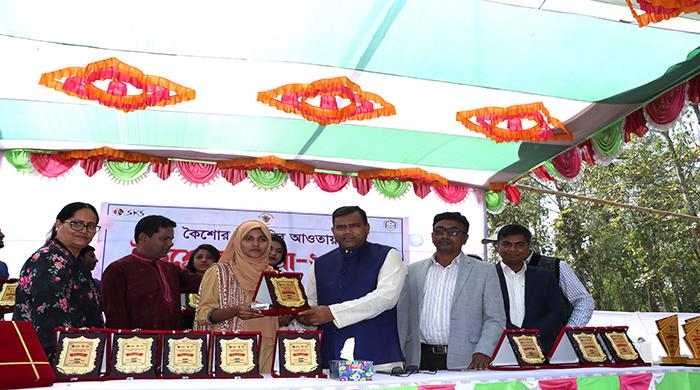 কৈশোর উন্নয়নে অবদানকারীদের সম্মাননা দিল এসকেএস ফাউন্ডেশন