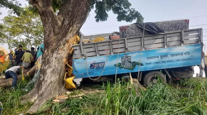 সৈয়দপুরে নিয়ন্ত্রণ হারিয়ে গাছের সঙ্গে ট্রাকের ধাক্কা, চালকের সহকারী নিহত 