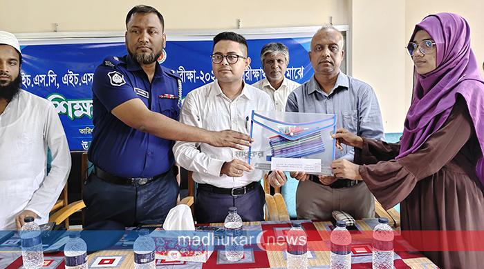 সাদুল্লাপুরে ২৩৩০ এইচএসসি ও সমমান পরীক্ষার্থীকে শিক্ষা উপকরণ প্রদান
