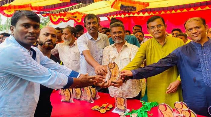 গোবিন্দগঞ্জের চাঁদপাড়ায় ফুটবল টুর্ণামেন্টে ঈদ উৎসব