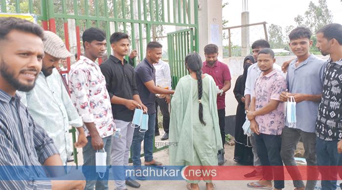 ফুলছড়িতে ছাত্রদলের উদ্যোগে এইচএসসি পরীক্ষার্থীদের শিক্ষা উপকরণ বিতরণ