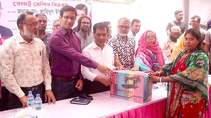 নওগাঁয় অসহায় নারীদের মাঝে সেলাই মেশিন বিতরণ