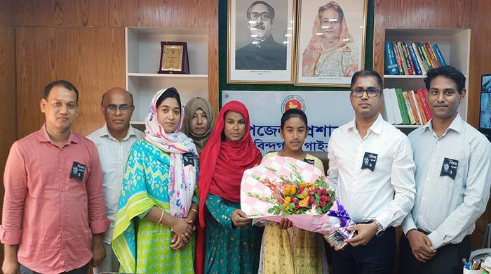 জাতীয় শিশু পুরস্কার প্রতিযোগিতায় দ্বিতীয় স্থান অর্জনকারী তাসলিমাকে গোবিন্দগঞ্জ উপজেলা প্রসাশনের ফুলেল শুভেচ্ছা জাতীয় শিশু পুরস্কার প্রতিযোগিতায় দ্বিতীয় স্থান অর্জনকারী তাসলিমাকে গোবিন্দগঞ্জ উপজেলা প্রসাশনের ফুলেল শুভেচ্ছা