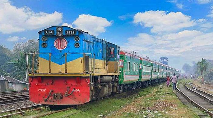 স্বল্প পরিসরে ট্রেন চলাচল শুরু, বন্ধ আন্তঃনগর 