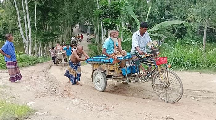 সাঘাটায় বন্যানিয়ন্ত্রণ বাঁধে উঠতে ঢালু পাকা সংযোগপথ না থাকায় ভোগান্তির শিকার