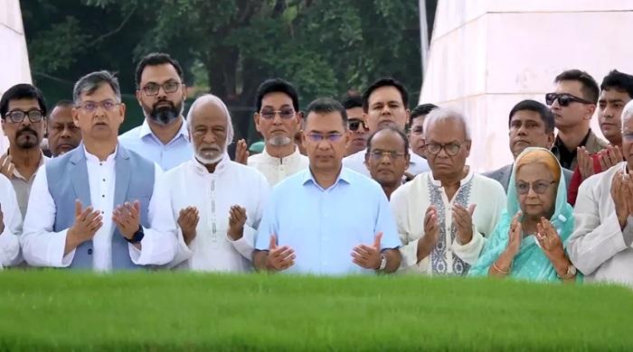 জিয়াউর রহমান ও খালেদা জিয়ার কবরে প্রধানমন্ত্রীর শ্রদ্ধা