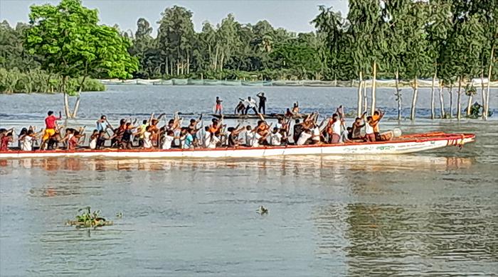 বাঙ্গালি নদীতে ঐতিহ্যবাহী নৌকা বাইচে চ্যাম্পিয়ন সাঘাটা