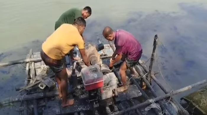 অবৈধ বালু উত্তোলনের ৩টি শ্যালো মেশিন ও পাইপ ধ্বংস