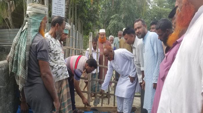 সাদুল্লাপুর কেন্দ্রীয় কবরস্থান সড়ক পাকা করনের কাজ শুরু