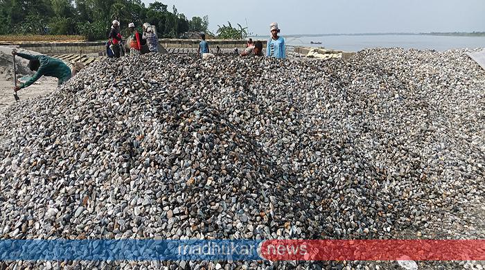 সাঘাটায় যমুনা নদী তীর রক্ষা প্রকল্পে দায়সারা কাজ ভাঙ্গন শঙ্কায় নদী তীর মানুষ