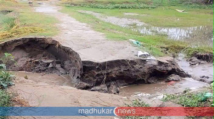 তিস্তায় পানি বাড়ায় ভেঙে যাচ্ছে চরের রাস্তাঘাট