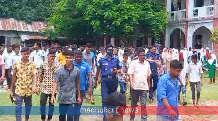ফুলছড়ির মানিককোড় স্কুলের প্রাচীর নির্মাণে বাধা, শিক্ষার্থীদের বিক্ষোভ