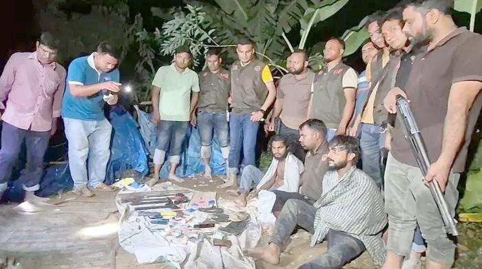 বগুড়ায় জঙ্গলে আস্তানা গড়ে অপরাধ কর্মকাণ্ড: অস্ত্র-মাদকসহ ৩ যুবক আটক