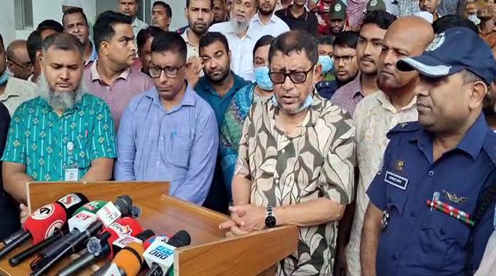 গোবিন্দগঞ্জ স্বাস্থ্য কমপ্লেক্সে স্বাস্থ্যমন্ত্রীর আকস্মিক পরিদর্শন