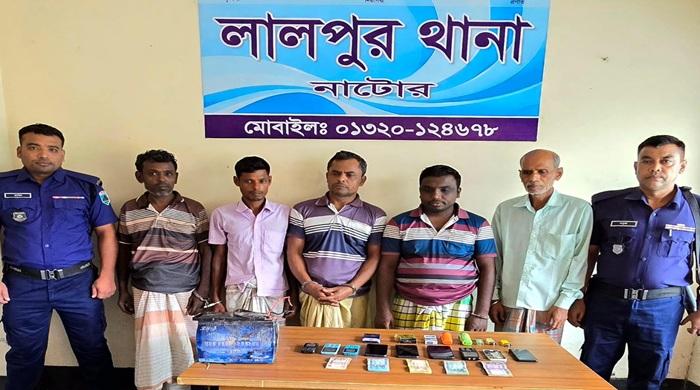 আমবাগান থেকে নগদ টাকাসহ ৫ জুয়াড়ি গ্রেফতার