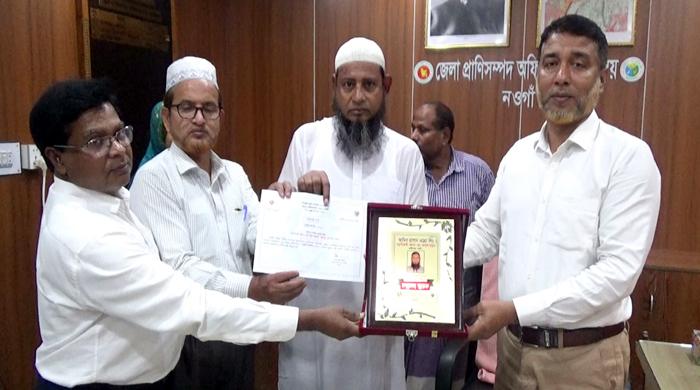ডেইরি আইকন পদক পাওয়ায় নওগাঁর তিন প্রতিষ্ঠানকে সম্মাননা