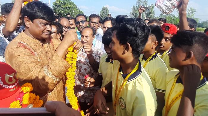 গ্রীষ্মকালীন প্রতিযোগিতায় জাতীয় চ্যাম্পিয়ন মহিমাগঞ্জ উচ্চ বিদ্যালয় দলকে সংবর্ধনা