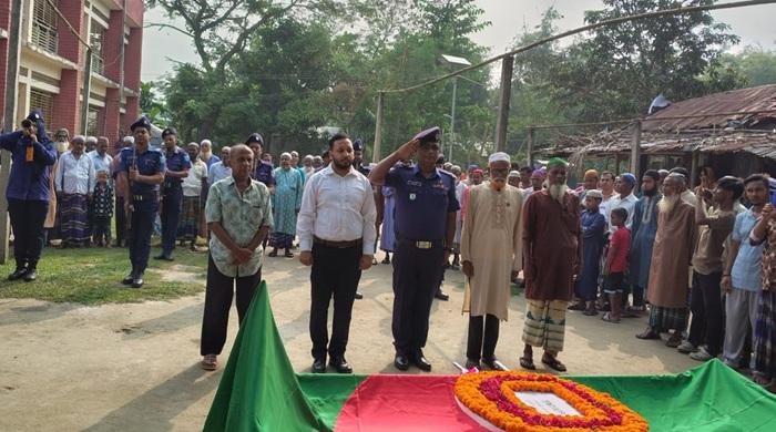 রাষ্ট্রীয় ভাবে বীর মুক্তিযোদ্ধা মফিজলের দাফন সম্পন্ন