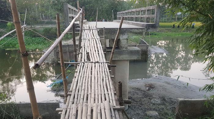 কংক্রিটের ব্রিজে উঠতে বাঁশের সিঁড়ি