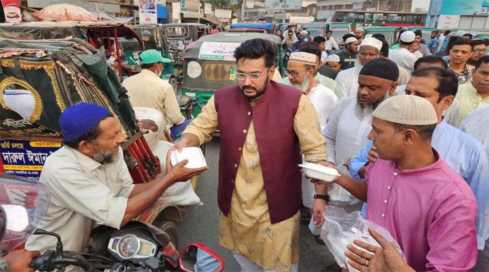 নওগাঁয় ইফতার সামগ্রী নিয়ে খেটে খাওয়া মানুষদের পাশে এমপি জন