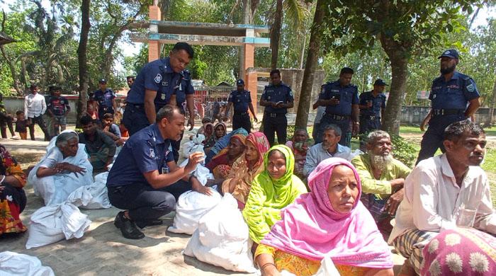 চিলমারীতে পুলিশের সহযোগিতায় ত্রাণ সহায়তা বিতরণ 