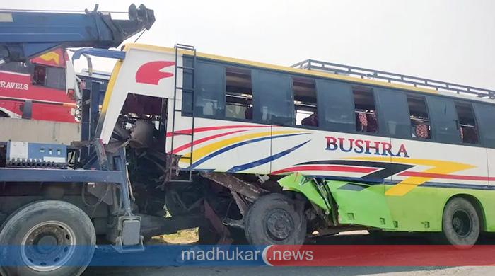 সিরাজগঞ্জে বাসের চাকা ফেটে ৩ জনের মৃত্যু