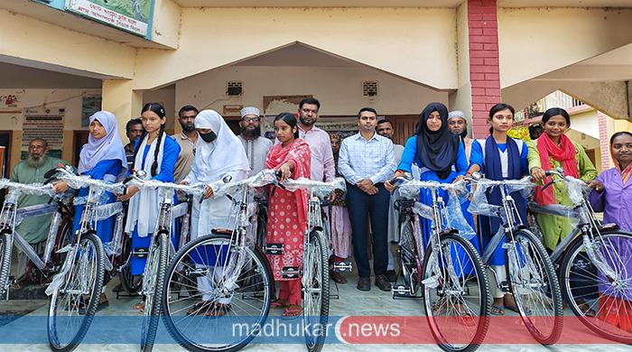 ফুলছড়িতে ১৬ জন দরিদ্র নারী শিক্ষার্থীর মাঝে বাইসাইকেল বিতরণ