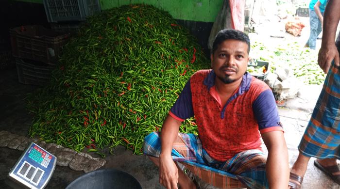 দিনাজপুরে কাচা মরিচের কেজি ১২০ টাকা দরে বিক্রি হচ্ছে