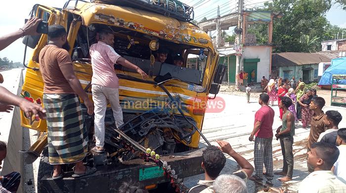 পলাশবাড়ীতে দুটি ট্র্যাকের সংঘর্ষে ৩ জন গুরতর আহত।