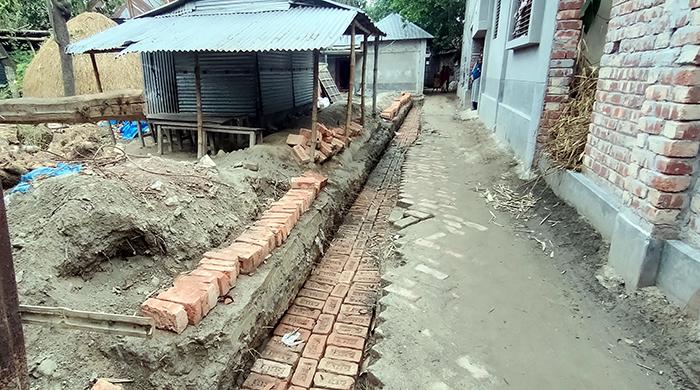 রাণীনগরে রাস্তার ইট তুলে সীমানা প্রাচীর নির্মাণ