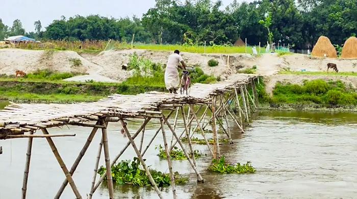 ১০ গ্রামের ২০ হাজার মানুষের একমাত্র ভরসা নড়বড়ে বাঁশের সাঁকো