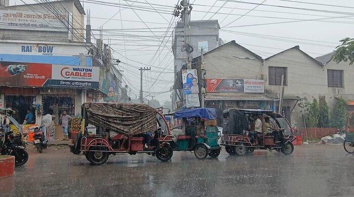 ঝুম বৃষ্টিতে দিন শুরু পৌরবাসীর